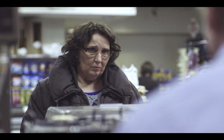 Betty er Steves highschool-lærer, som bliver hans redning. Foto: Netflix 