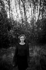 Kamilla Hega Holst roman er et univers af naturens grenværk og rodnet, der løber sammen med et univers af organer og udskillelser fra moderkroppen. 