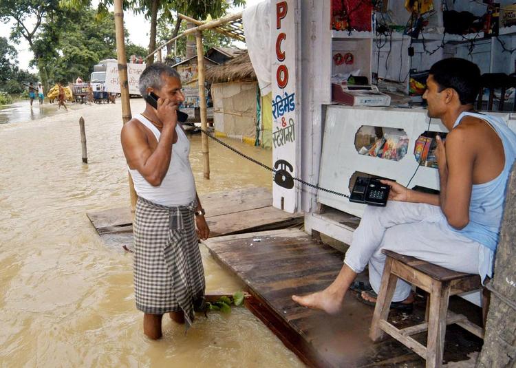 En af The Dailys historier handler f.eks. om ensomme indiske mænd, der ringer tilfældige kvinder op. Det gælder dog formentlig ikke disse to. 