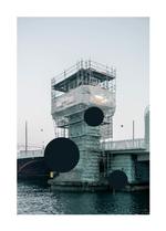 Kunstneren kombinerer mennesketomme bygninger med noter fra et terapiforløb i sin udstilling. Foto: Balder Olrik 