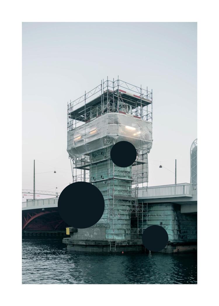 Kunstneren kombinerer mennesketomme bygninger med noter fra et terapiforløb i sin udstilling. Foto: Balder Olrik 