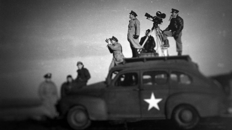 John Ford og hans hold på arbejde i enten Nordafrika eller Normandiet under Anden Verdenskrig. 