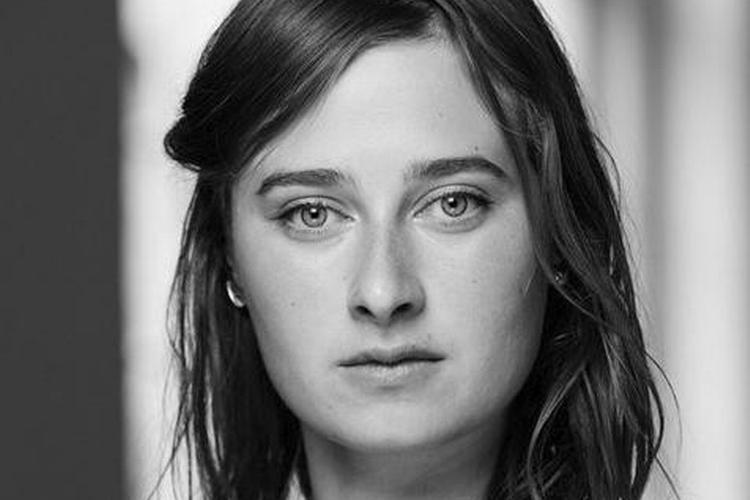 Karla Rosendahl Rasmussen går for tiden på skuespillerlinjen på Den Danske Scenekusntskole. 