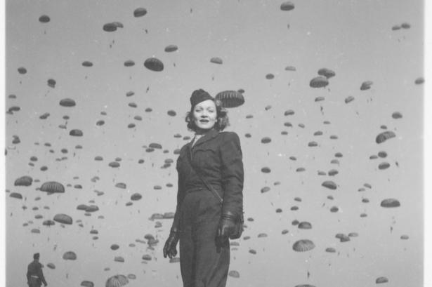 Den tyskfødte diva Marlene Dietrich er midtpunkt for den første store amerikanske udstilling på The Smithsonian's National Portrait Gallery i Washington. Her viser vi en række af de udstillede billeder. Dette er fra marts 1945.  