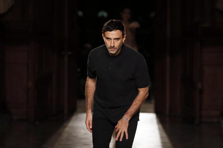 Givenchys toneangivende designer gennem 12 år, italienske Riccardo Tisci (på billedet), forlader modehuset, og ind kommer den lige så toneangivende britiske designer Clare Waight Keller, der dermed forlader Chloé. Francois Mori/AP
