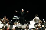 Barenboim er mest interesseret i at dirigere musikkens overgange. Han slog tempoet an, men musikerne måtte selv holde det undervejs.  