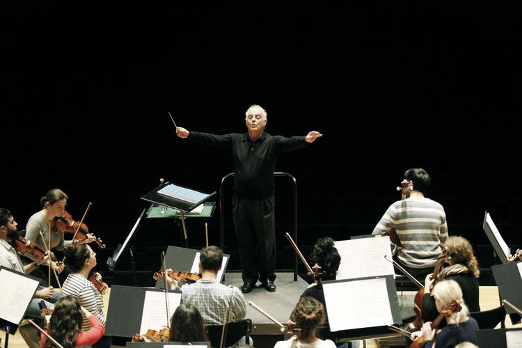 Barenboim er mest interesseret i at dirigere musikkens overgange. Han slog tempoet an, men musikerne måtte selv holde det undervejs.  