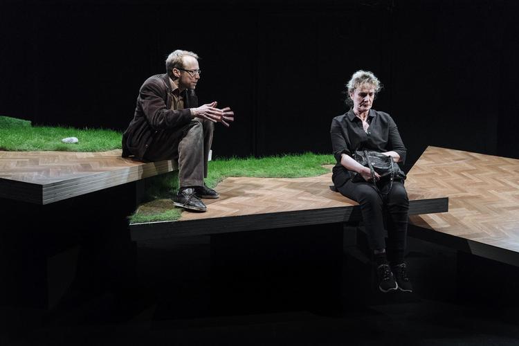 Morten Burians konfliktsky forlagsmand må blegne, når Tammi Øst går i aktion som kunstnerisk comeback neurosebombe. 