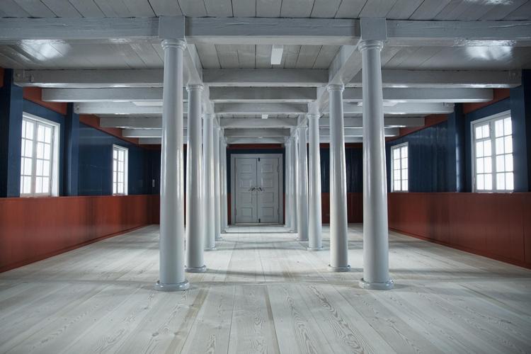 Kirken er netop blevet restaureret indvendigt og ført tilbage til sit oprindelige arkitektoniske udtryk efter at have været skole, børnehave og menighedshus 