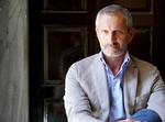 Carofiglio er født i Bari, hvor hans krimier foregår, og har arbejdet som statsanklager med speciale i organiseret kriminalitet. 