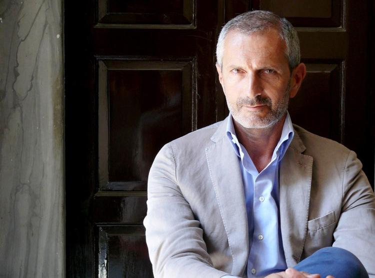 Carofiglio er født i Bari, hvor hans krimier foregår, og har arbejdet som statsanklager med speciale i organiseret kriminalitet. 