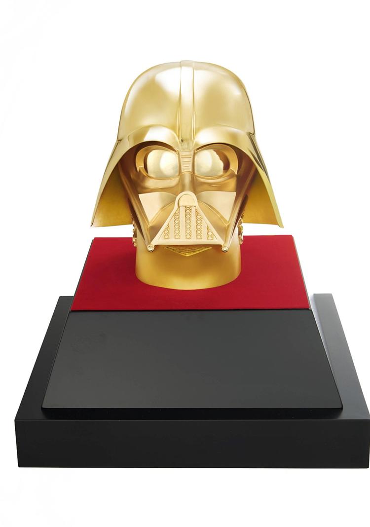 Til jubilæet fremstiller den japanske juveler også guldmønter med Master Yoda eller Luke Skywalker indgraveret.  
