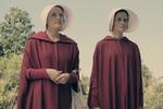 Elisabeth Moss (t.v.) spiller den bærende hovedrolle i 'The Handmaid's Tale' som den trælbundne kvinde Offred, mens Alexis Bledel, kendt fra 'Gilmore Girls' spiller den oprørske Ofglen. 