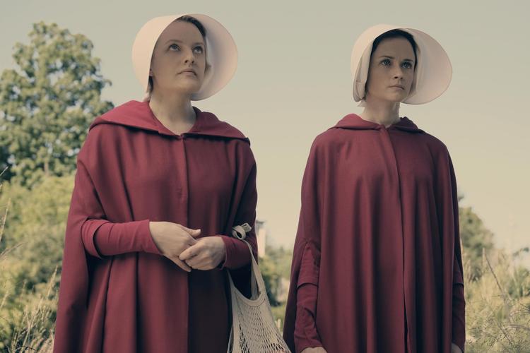 Elisabeth Moss (t.v.) spiller den bærende hovedrolle i 'The Handmaid's Tale' som den trælbundne kvinde Offred, mens Alexis Bledel, kendt fra 'Gilmore Girls' spiller den oprørske Ofglen. 