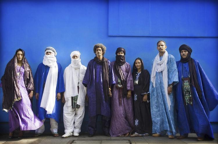Tinariwen betyder ’ørkener’, og når bandet som i aften i Store Vega spiller i udlandet, er det ikke altid, alle er med – det kommer an på, hvem der har fået visum. 