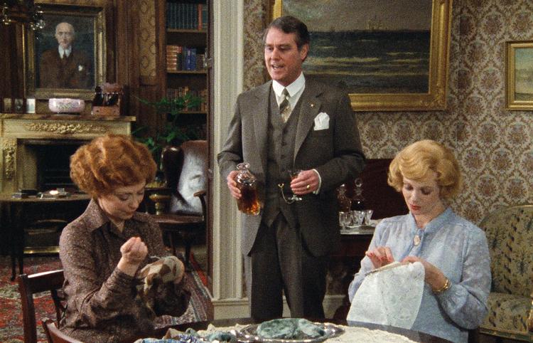 Elisabeth Friis (Helle Virkner), direktør Varnæs (Holger Juul Hansen) og Maude Varnæs (Malene Schwartz) er tilbage på skærmen. 