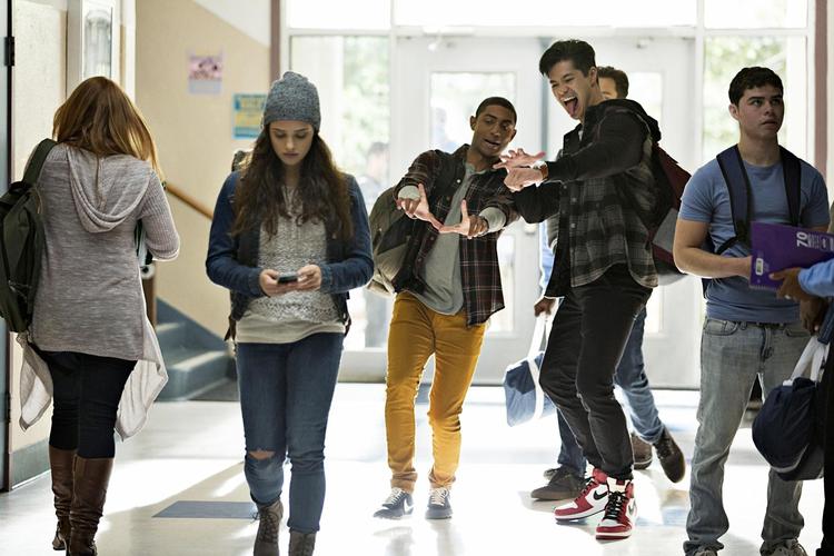 Hannah Baker (med huen), spillet af Katherine Langford, ender med at vælge selvmordet som vejen væk fra svigt, skuffelser og krænkelser. 