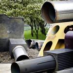 Kunstneren Ingvar Cronhammars installation til byrummet ’Camp Fire’ fra 1993, som den ser ud nu efter at være blevet fejlbehandlet. Den er udført i stål og beton med lys- og lysleder-installation. Nu mangler materialerne at blive samlet igen. 