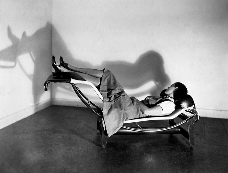 Designeren Charlotte Perriand har lagt sig til rette i lænestolen, som hun var med til at kreere.   