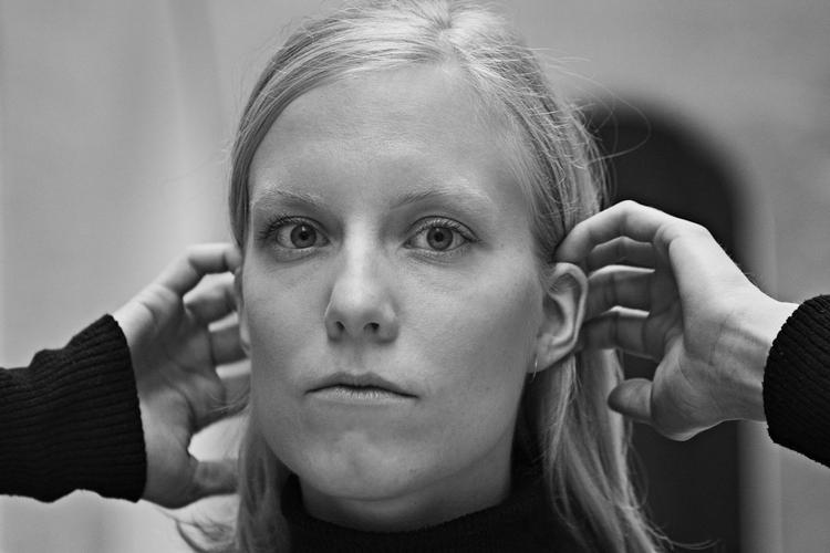 Ingen af personerne hos Emeli Bergman føler rigtig noget, der er noget uforløst i hendes tekster, og sproget er så udramatisk og enkelt, at det indimellem bliver direkte stift. 