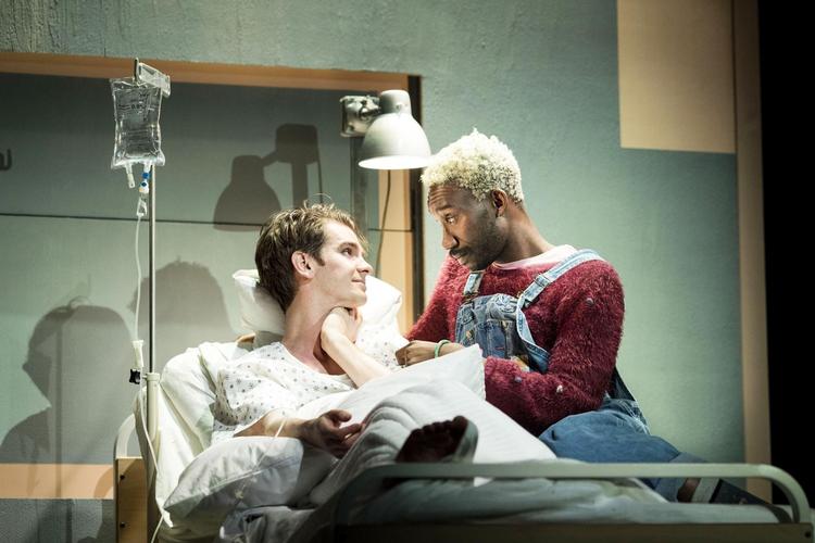 Andrew Garfield som Prior Walter (tv.) og Nathan Stewart-Jarrett som Belize, Priors bedste ven og ekskæreste. Mesterlig opsætning på den engelske nationalscene. I øvrigt opfører også Dramaten, den svenske nationalscene, ’Engle i Amerika’. Det sker til næste forår. 