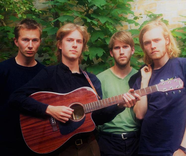 Bandet First Flush har givet billedet af sig selv en overfladebehandling, der svarer til den, deres greb om den udforskende rock får med autotune. 