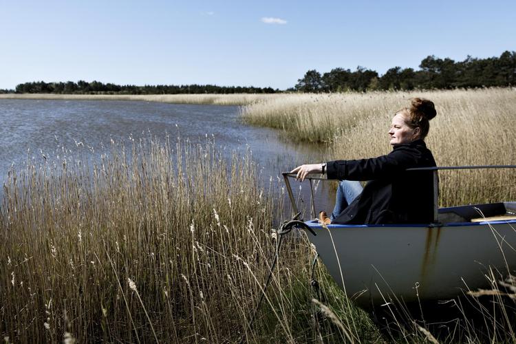 Da Dorthe Nors boede i København, vandrede hun rundt på kirkegårde for at finde noget, der mindede om natur og stilhed. I Vedersø og omegn opsøger hun den ægte vare. Hver dag. 