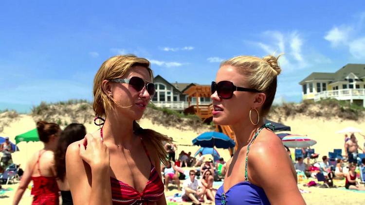 De unge giftelystne mormoner ligner nogle, der lige så godt kunne være med i ’Paradise Hotel’. Solbrune og med blændende hvide tænder. 