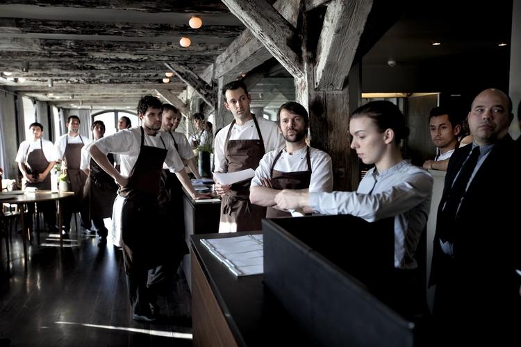René Redzepi og hans medarbejdere var ret overraskede, da de mandag aften modtog en Danish Design Award. Det var vi andre også, for nok er det en kunst at få folk til at spise myrer, men design er det ikke. 