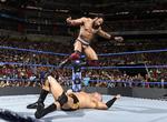 Sandt eller falsk? Når man i dag i Royal Arena kan opleve nogle af wrestlingens store stjerner som her Jinder Mahal i svæv over sin modstander, skal man ikke forvente at se tegneseriefigurer med fjollede gimmicks som i 1980’erne og 1990’erne. Selv om kampene stadig følger et manuskript, kan det ske, at fiktionen bliver virkelig i et øjeblik. 