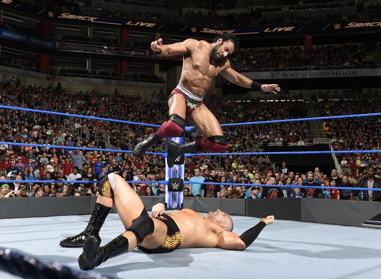 Sandt eller falsk? Når man i dag i Royal Arena kan opleve nogle af wrestlingens store stjerner som her Jinder Mahal i svæv over sin modstander, skal man ikke forvente at se tegneseriefigurer med fjollede gimmicks som i 1980’erne og 1990’erne. Selv om kampene stadig følger et manuskript, kan det ske, at fiktionen bliver virkelig i et øjeblik. 