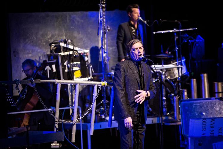 Einstürzende Neubauten havde ved en koncert Koncerthuset i 2015 danmarkspremiere på krigsværket 'Lament' flankeret af den kvindelige danske avantgarde-strygekvartet Messerkvartetten.  