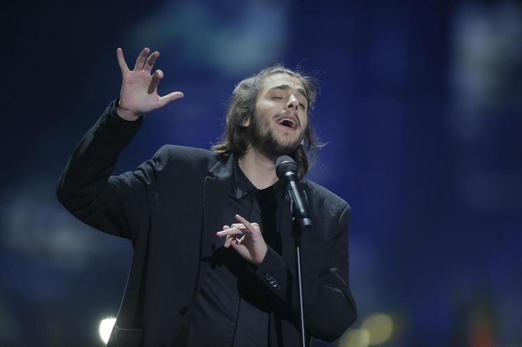 Portugisiske Salvador Sobrals smukke ballade om ulykkelig kærlighed ligger tæt op ad Portugals musiktradition og er blandt favoritterne til at vinde. 
