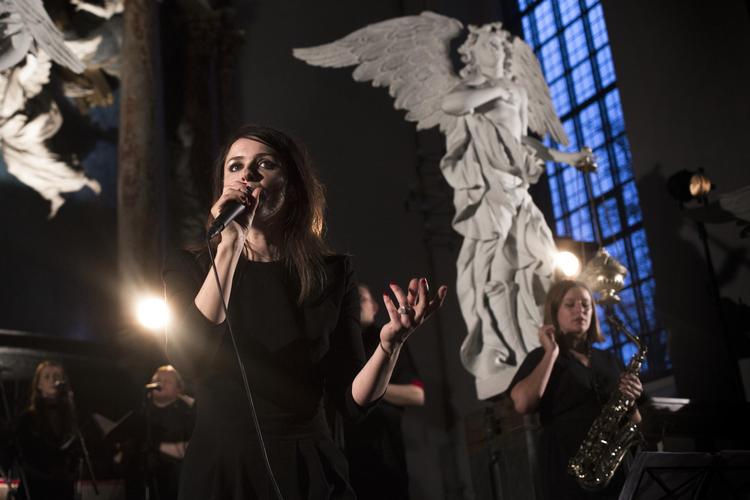 Englenes basuner blev overdøvet af Maria Fausts saxofon og Kira Skovs vokal i Vor Frelser Kirke, hvor lydmanden brillerede i et ellers notorisk svært rum. 