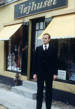 Den geskæftige Mads Andersen-Skjern er en alvorlig afholdsmand og minder om en robot, mener en otteårig Matador-seer. 