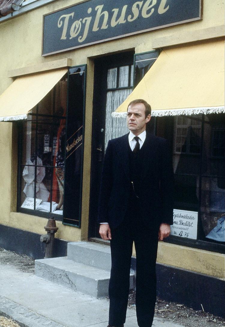 Den geskæftige Mads Andersen-Skjern er en alvorlig afholdsmand og minder om en robot, mener en otteårig Matador-seer. 