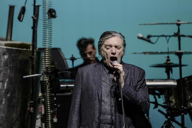 Iklædt habit (og bare fødder) slentrede Blixa Bargeld og konsorter fredag gennem orkestrets lange historie. 