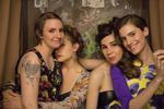 Lena Dunham (tv.) i sin egen kultserie, ’Girls’. 