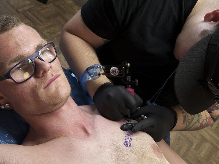 Hovedpersonen Jørn er impulsstyret. Hvilket blandt andet kommer til udtryk ved, at han får webadressen på sin foretrukne e-cigaret-butik tatoveret på sin torso. Og senere anskaffer han sig også en gevaldig tyrepiercing, næsten for symbolsk. 