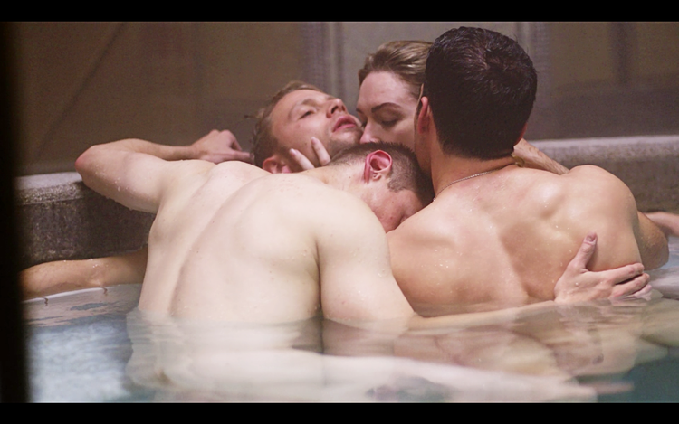 Otte mennesker, der alle er forbundet, flettes i, manuskripforfatter Ida Maria Rýdens yndlingsscene, ind i hinanden og mødes i en samlet orgasme, hvorefter de kastes tilbage til hver deres sted.  