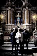 En for en har de oprindelige medlemmer forladt Sort Sol. Tilbage står Lars Top-Galia, Steen Jørgensen og Thomas Ortved. De har været i Marmorkirken for at genopfinde Sort Sol uden for rockens reservat. 