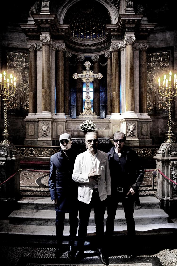 En for en har de oprindelige medlemmer forladt Sort Sol. Tilbage står Lars Top-Galia, Steen Jørgensen og Thomas Ortved. De har været i Marmorkirken for at genopfinde Sort Sol uden for rockens reservat. 