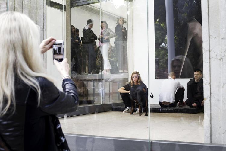 Det gigantiske performanceværk ’Faust’ af Anne Imhof i den tyske pavillon er et selvbevidst, isnende portræt af samtiden i den vestlige verden, og den coolness vil alle være en del af. Køerne er alenlange for at komme ind i pavillonen. 