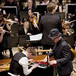 Folkband og symfoniorkester. 