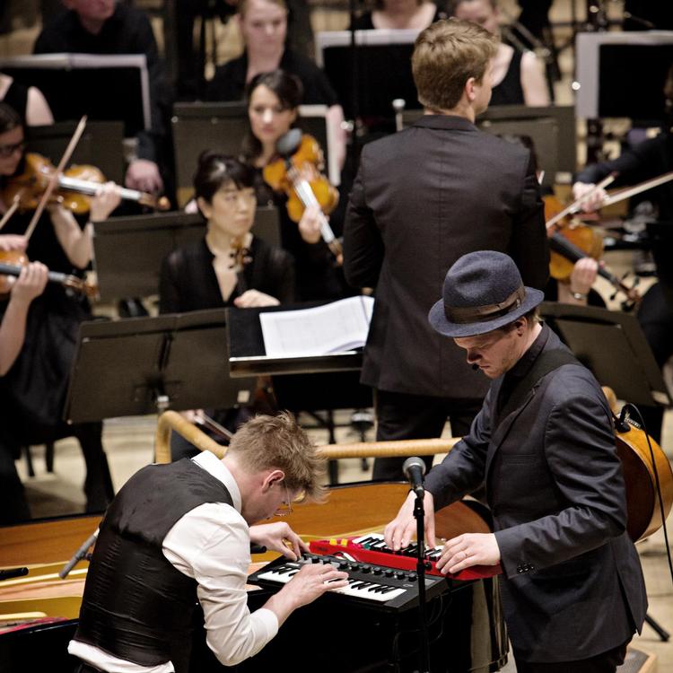 Folkband og symfoniorkester. 
