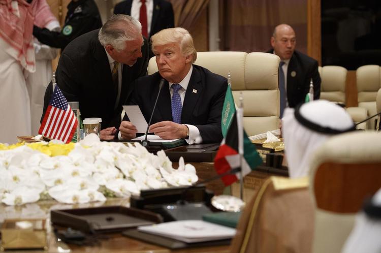 »Dette er ikke et opgør mellem forskellige religioner, sekter eller civilisationer«, sagde Donald Trump i går i Saudi-Arabien om kampen mod terror. 