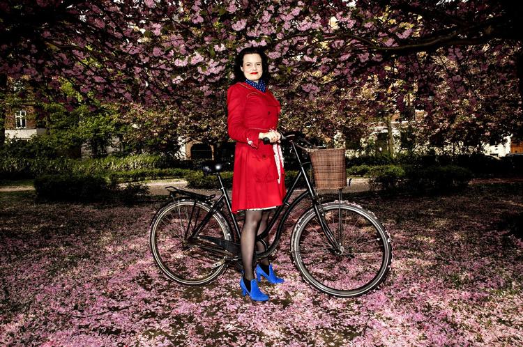 Leonora Christina Skov cykler rundt i stiletter, for hun ejer ikke praktisk tøj. »Jeg kunne ikke drømme om at gå i regntøj og gummistøvler«, siger hun.   