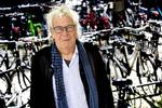 Trafikken i København er ifølge Jørgen Leth så aggressiv, at han ikke vover at cykle ud i den. Men faktisk cykler han aldrig – han tager altid taxa eller går.  