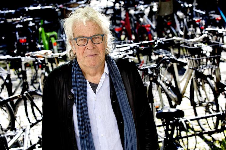 Trafikken i København er ifølge Jørgen Leth så aggressiv, at han ikke vover at cykle ud i den. Men faktisk cykler han aldrig – han tager altid taxa eller går.  