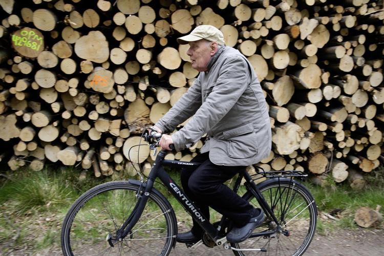 Flemming Quist Møller bruger især sin cykel til at køre ud i naturen for at se og lytte til fugle, som er en af hans hobbyer. 